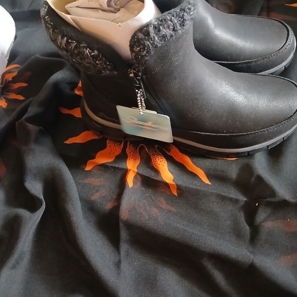 Skechers Women's Black Fur-Lined Boots - Picture 3 of 5